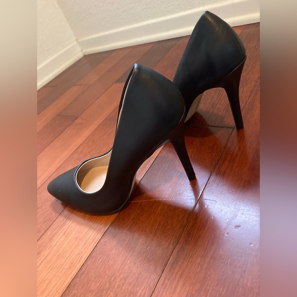Charles Black Pointed Toe Pumps - Picture 4 of 4